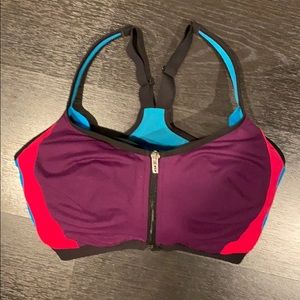 Victoria Secret sports bra size: 34DDD
